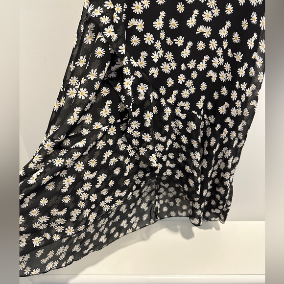 Cute Black Summer Floral Dress with White Daisies - Picture 2 of 6